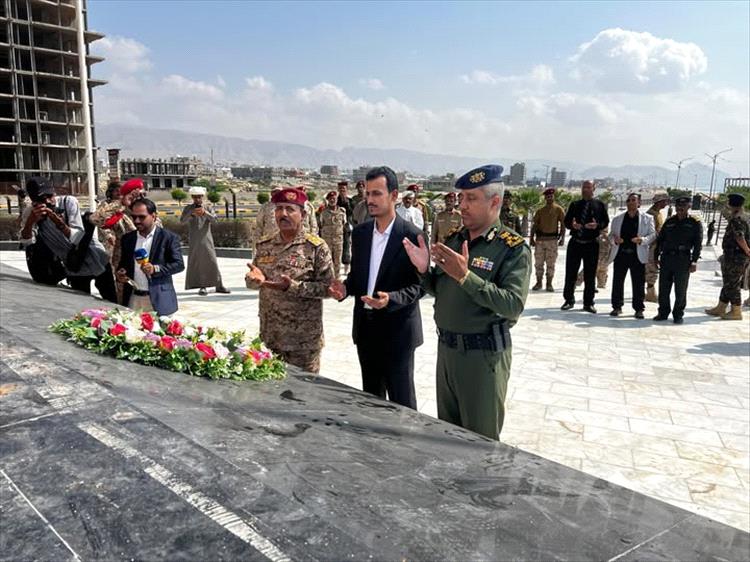 وكيل حضرموت الجيلاني واللواء اليميني والعميد الجابري يضعون إكليلًا من الورود على ضريح الجندي المجهول