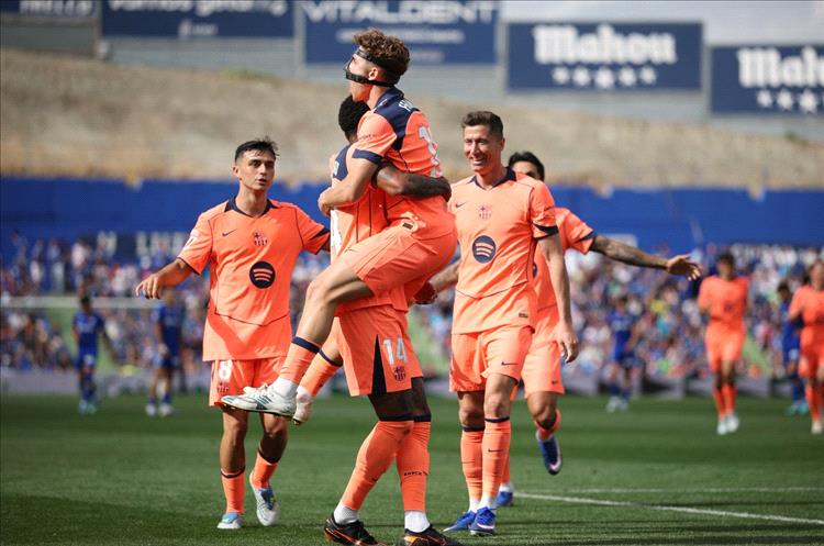 برشلونة يوسع الفارق مع ريال مدريد إلى 