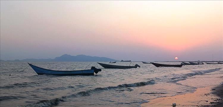 صور صادمة : نهاية مأساوية على ساحل الحسوة.. شقيقان يفقدان حياتهما غرقًا في بحر البريقة