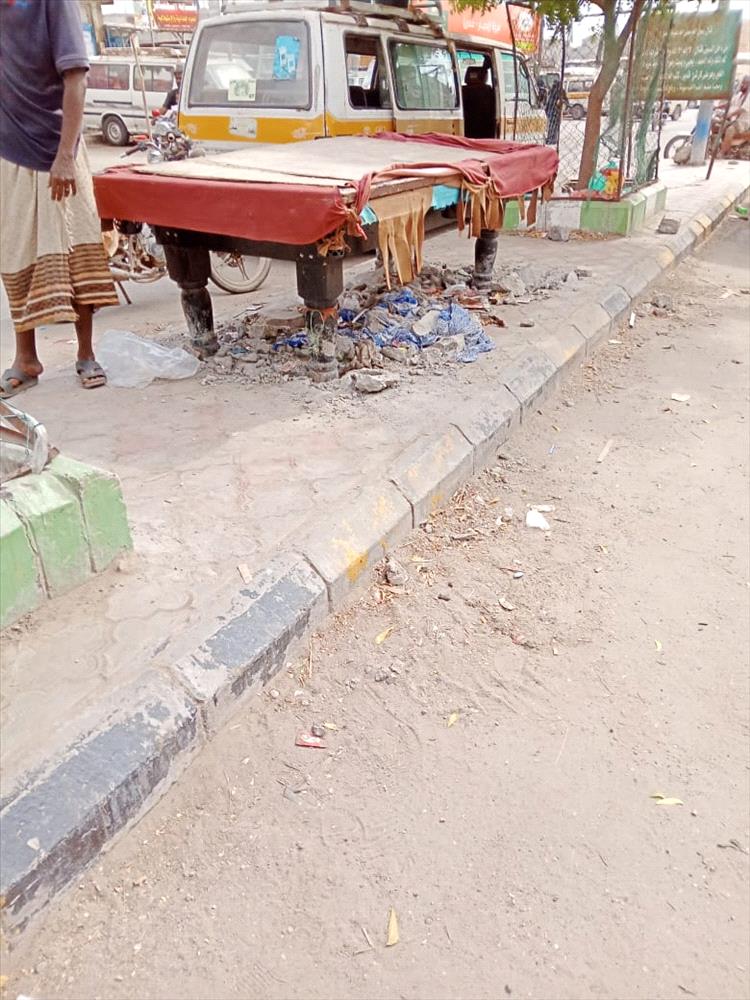 أبين.. شكاوى من انتشار ألعاب البلياردو على الأرصفة في زنجبار وتخريب البنية التحتية