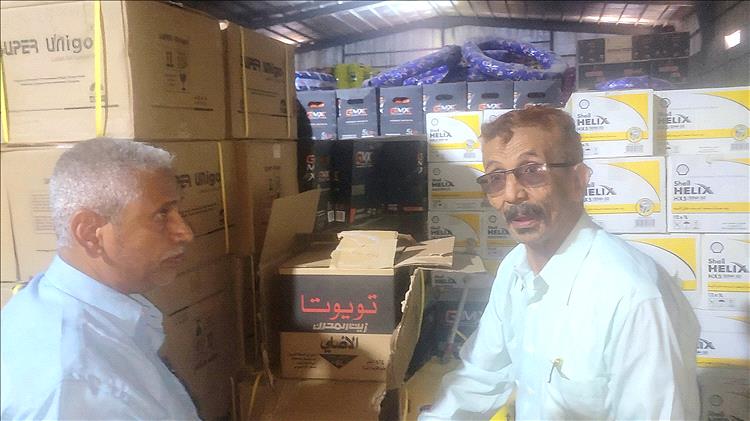 لجنة مشتركة من وزارة الصناعة تضبط مخالفات في غش زيوت السيارات بمستودع تجاري بلحج