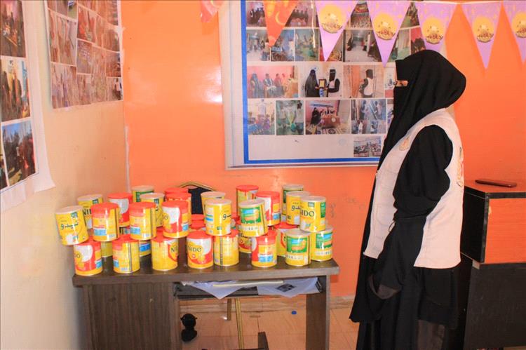 مؤسسة المحروسة الخيرية توزع حليب الأطفال للأيتام في الحوطة بدعم فاعل خير