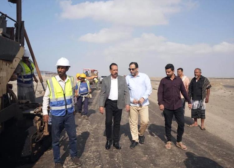 وزير الأشغال يتفقد الأعمال الختامية لمشروع سفلتة الخط الدولي (العلم - دوفس)