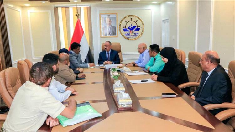 وزير النقل يناقش مع شركة صقر الحجاز حادث حافلة العرقوب ويؤكد تعزيز إجراءات السلامة