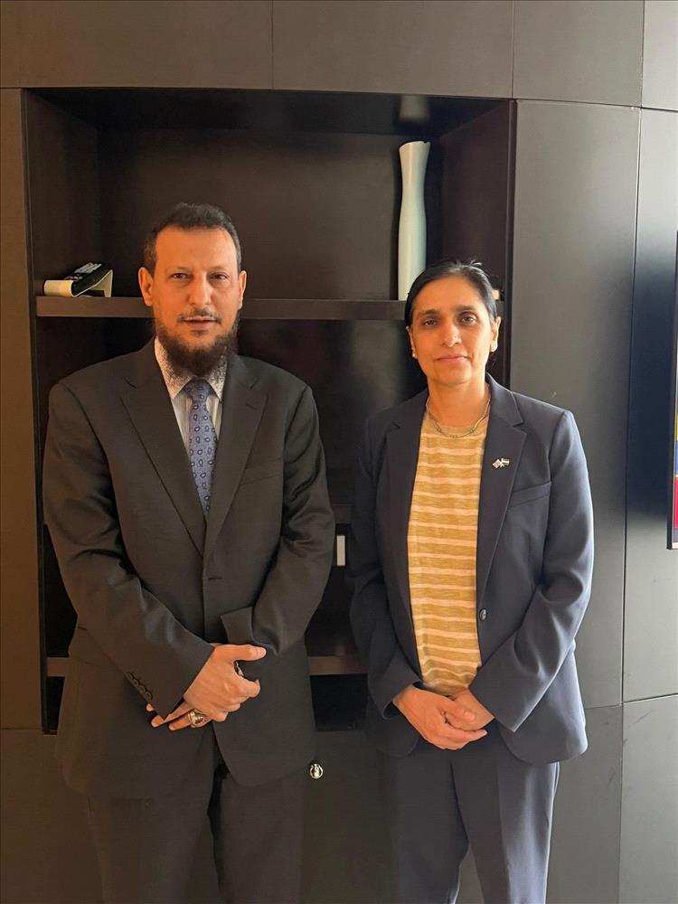 محافظ العاصمة المؤقتة عدن يبحث مع السفيرة البريطانية مستجدات الأوضاع الأمنية والخدمية