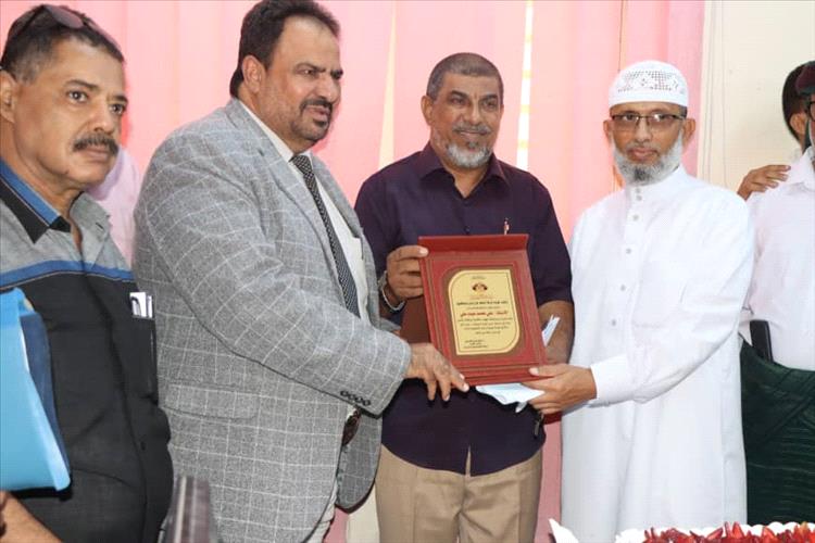 مدير عام شركة النفط بعدن يكرم مدير إدارة المبيعات السابق تقديراً لعطائه