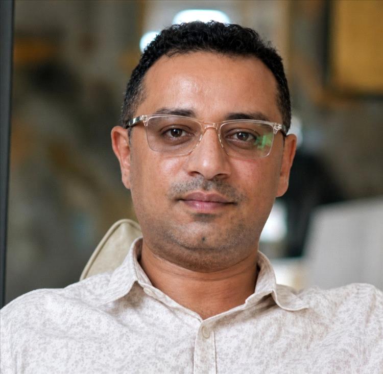 عادل النزيلي: الرئيس صالح أتقن لعبة الرغبة الدولية وتفوّق بلغة الغرب على خصومه