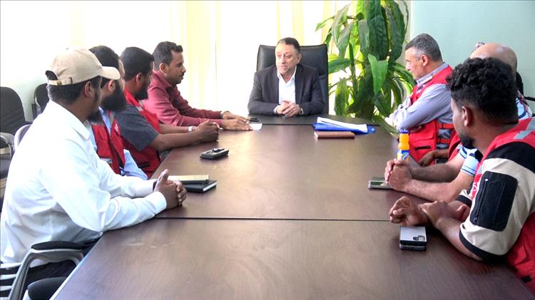 الأمين العام لمحلي أبين يناقش تدخلات الهلال الأحمر اليمني في قطاع المياه بمديرية زنجبار