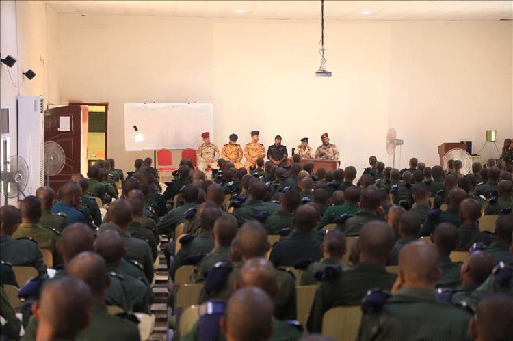 خفر السواحل بحضرموت تنفّذ محاضرة توعوية لتعزيز الوعي الأمني البحري لدى طلاب كلية الشرطة