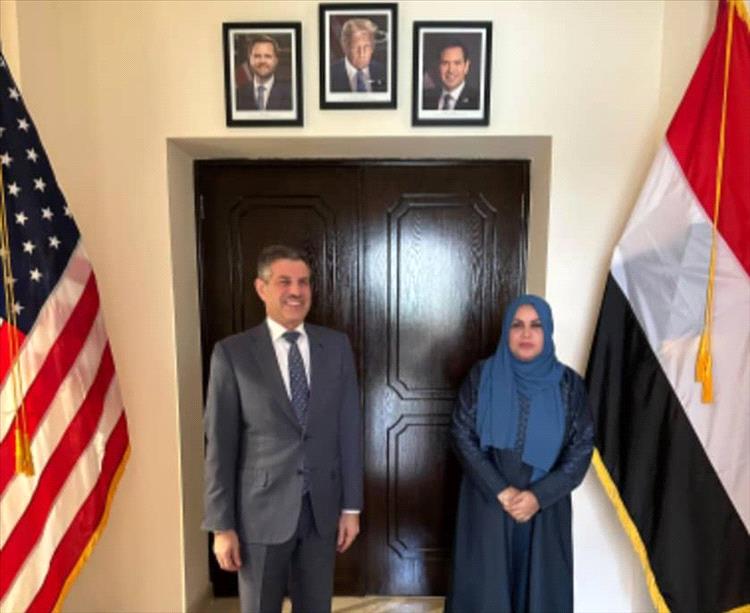 وزيرة الدولة تبحث مع السفير الأمريكي سبل تعزيز التعاون في مجالات تمكين المرأة