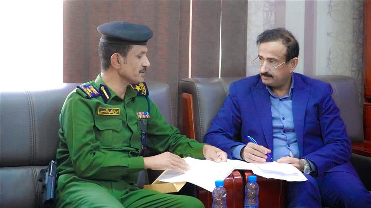 المحافظ بن الوزير يناقش تطوير خدمات الأحوال المدنية بشبوة ويؤكد على تسريع تشغيل منظومة الإصدار الآلي