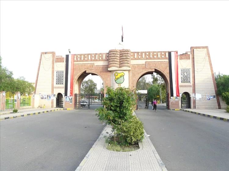 قرار حوثي يحرم أسر الطالبات من حضور حفلات التخرج في صنعاء 