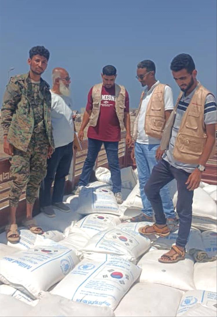 صناعة عدن تحبط تهريب معونات غذائية بـ