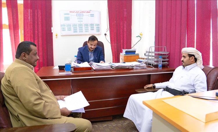 المحافظ بن الوزير يوجّه بإعداد دراسات لإنشاء مستشفى ريفي بخورة ومدرسة 12 فصلاً لمنطقة واسط