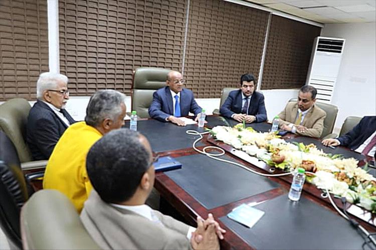 اجتماع في عدن يناقش سير العمل في البنك المركزي اليمني 