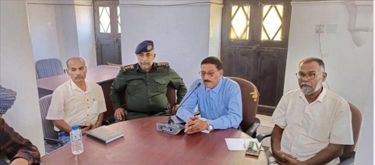 مدير عام تريم يترأس اجتماعًا موسعًا بعقال الأحياء السكنية والجهات المختصة لمناقشة الجوانب التنظيمية والأمنية والسياحية بالمديرية