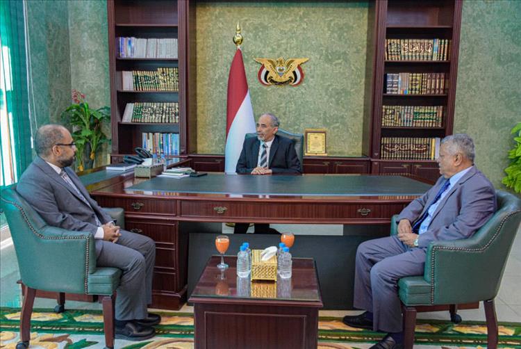 عضو مجلس القيادة محمود الصبيحي يطلع على سير العمل في وزارة الاتصالات وتقنية المعلومات