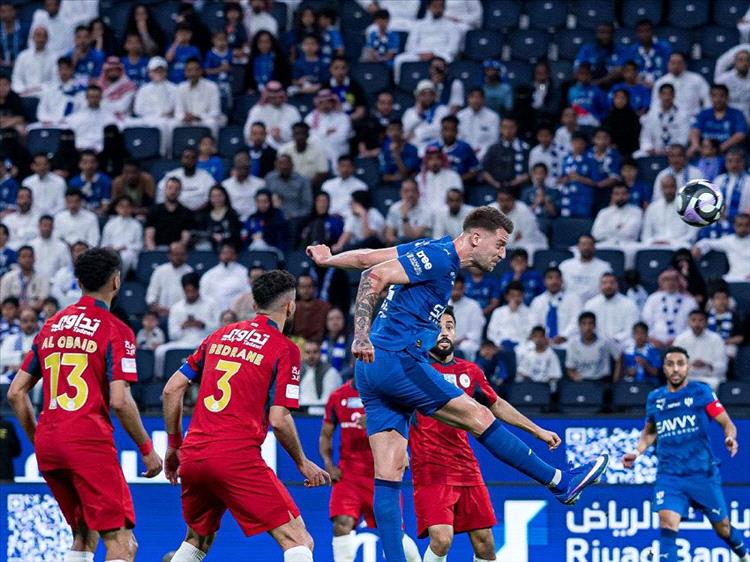 الدوري السعودي: الهلال يطارد صدارة النصر بفوزه على ضمك 