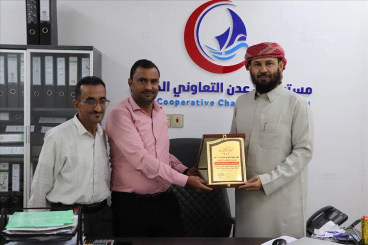 مدير عام سرار يكرّم هيئة الخليج وعدن للتنمية والخدمات الإنسانية تقديراً لجهودها الإغاثية