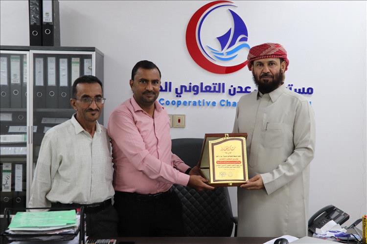 السلطة المحلية بيافع سرار تكرّم هيئة الخليج وعدن للتنمية تقديراً لجهودها الإنسانية في المديرية