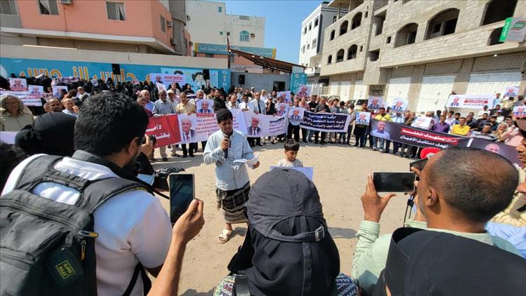 عدن: وقفة احتجاجية تندد باغتيال الدكتور عبد الرحمن الشاعر وتطالب بضبط الجناة