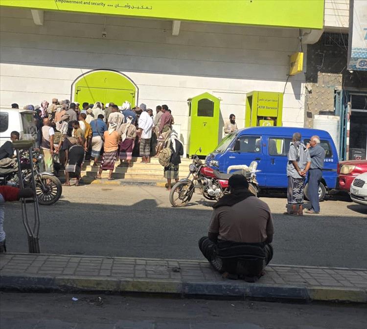 كاتب صحفي: معاناة إنسانية متواصلة.. كبار السن في طوابير الرواتب بعدن