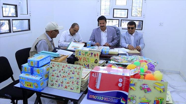نائب وزير التربية يسلّم مستلزمات تعليمية نوعية لذوي الاحتياجات الخاصة بمأرب