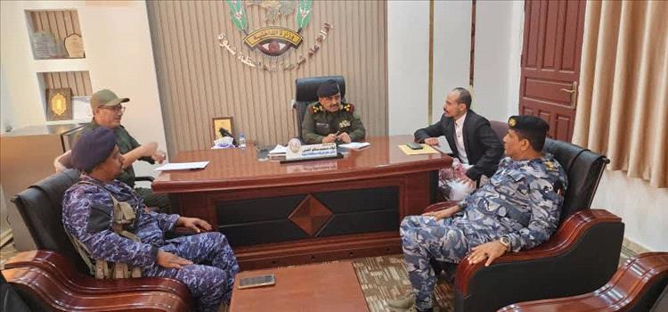 مدير عام شرطة شبوة يطلع على سير تنفيذ الحملة الأمنية لمنع حمل السلاح في مدينة عتق
