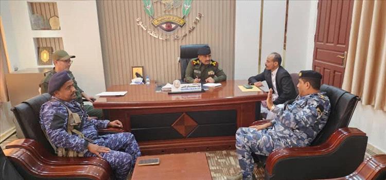 مدير عام شرطة شبوة يطلع على مستوى تنفيذ الحملة الأمنية لمنع حمل السلاح بمدينة عتق