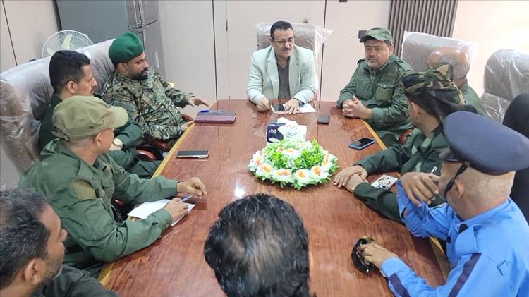 "الداؤودي" يناقش السبل الكفيلة لتحسين مستوى الأداء الأمني بالبريقة 