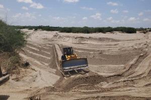 تواصل أعمال إعادة تأهيل عقمة السادة وسحيفة الماس وتصفية مجرى وادي أمهارية بدلتا أبين