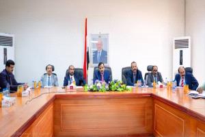 المكتب التنفيذي بشبوة يعقد دورته الاعتيادية ويقف أمام تقارير الأداء المالي والخدمي