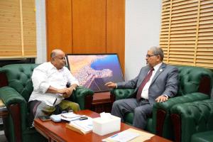 المحافظ الخنبشي يطّلع على أوضاع جامعة حضرموت وخطط تطوير مكتب الشؤون الاجتماعية والعمل