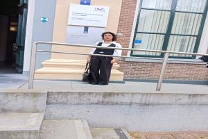 الاتحاد العالمي يهنئ روى علي كأول يمنية تحصل على الاعتماد الرسمي من المحكمة في هولندا.