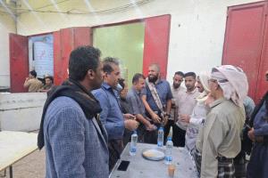 من قلب السوق إلى “مقهى قائد”… المحافظ بن الوزير يقترب من الناس ويصغي لنبض الشارع في عتق