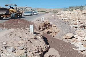 أعمال طارئة لإصلاح طريق عتق النقبة لماطر  في شبوة عقب أضرار السيول