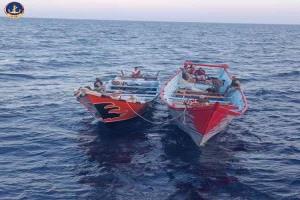 خفر السواحل تضبط قاربين مشتبهين بتهريب بشر وممنوعات خلال دورية بحرية