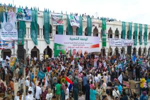 أبناء حضرموت ينظمون وقفتين حاشدتين تنديدًا بالاعتداءات الإيرانية على المملكة العربية السعودية والدول العربية