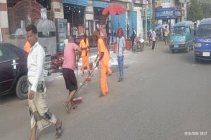 السلطة المحلية وصندوق النظافة يدشنان حملة شاملة لإزالة الأتربة في شوارع مديرية الشيخ عثمان