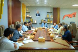 محافظ عدن يؤكد اهمية ترسيخ مبادئ الحوكمة والانضباط المؤسسي في تحصيل الضرائب