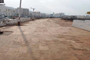 المحكمة التجارية بالمكلا تفسخ عقد تأجير كورنيش المكلا وتلزم المستأجر بالسداد والتسليم