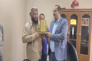 أمين عام المجلس المحلي يكرم مدير عام طور الباحة بدرع"  الوفاء والاخلاص" تقديراً لجهوده المتميزة