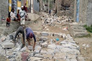 بدء العمل في مشروع رصف الطريق الرئيسي برخمة بيافع بجهود مجتمعية