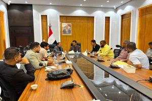 الوكيل الجيلاني يترأس لقاءً رسميًا لمناقشة صيانة الطرق وتنظيم أوضاع الميازين بحضرموت