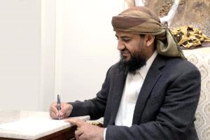 المحرمي يوجِّه بصرف مكرمة لأسر الشهداء في أحداث حضرموت