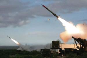 تصعيد إيراني غير مسبوق يضرب الخليج.. اعتراض صواريخ ومسيرات وحرائق في مطار الكويت