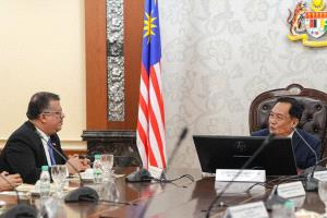 سفير اليمن يبحث مع رئيس مجلس الشيوخ الماليزي تعزيز العلاقات الثنائية