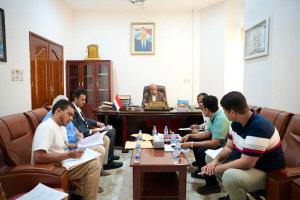 عضو مجلس القيادة سالم الخنبشي يشدد على ضرورة الالتزام بقانون المناقصات والمزايدات