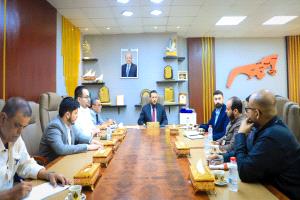 المحافظ عبدالرحمن شيخ يبحث مع نائب مدير منظمة “كير العالمية” آليات تعزيز تدخلاتها في العاصمة المؤقتة عدن