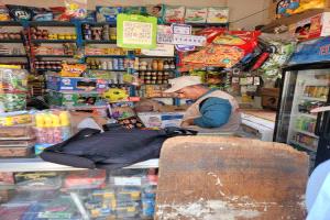 مكتب الصناعة بالمنصورة يضبط منتجات ضارة للأطفال ويحرر مخالفات لعدد من التجار